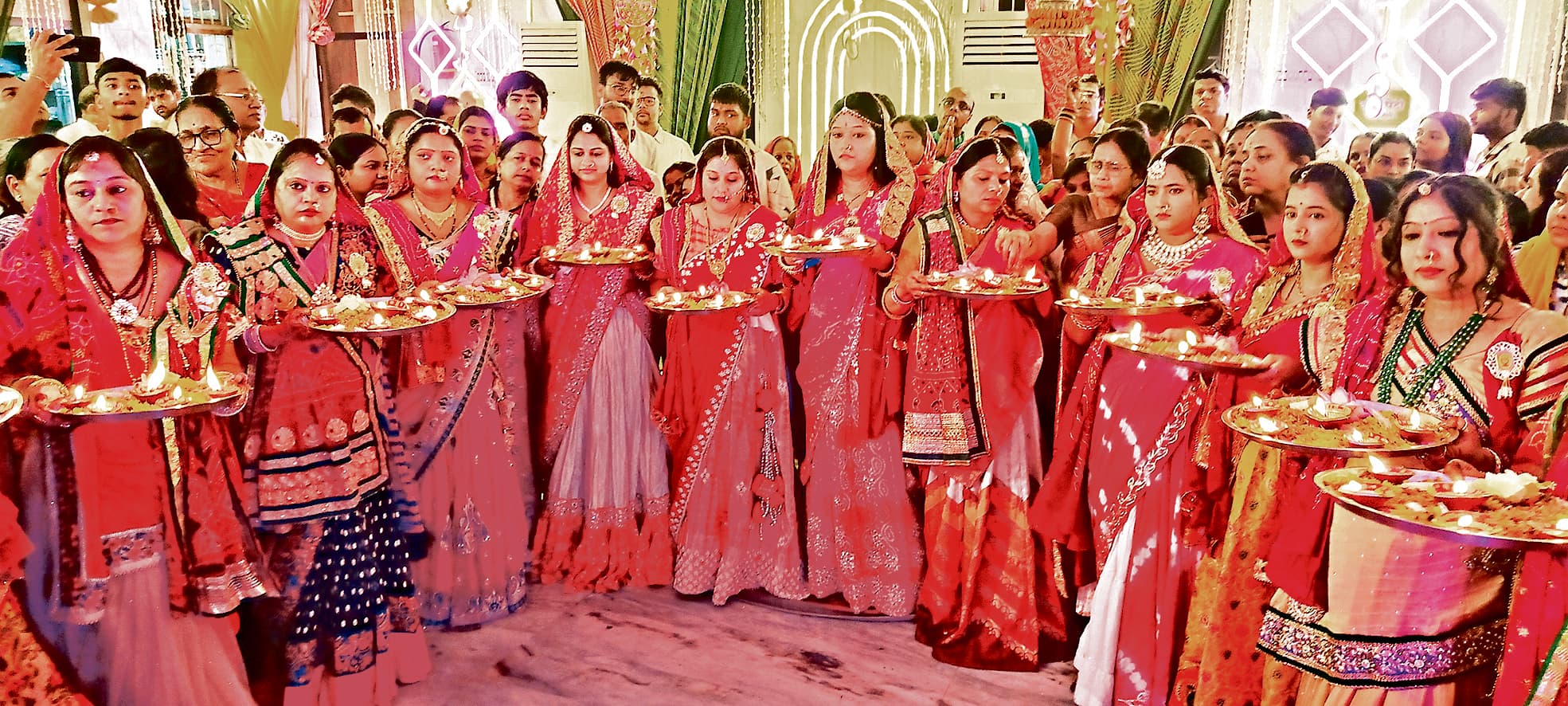 Dhanbad News : राणी सती दादी मंदिर में महाआरती में उमड़े श्रद्धालु