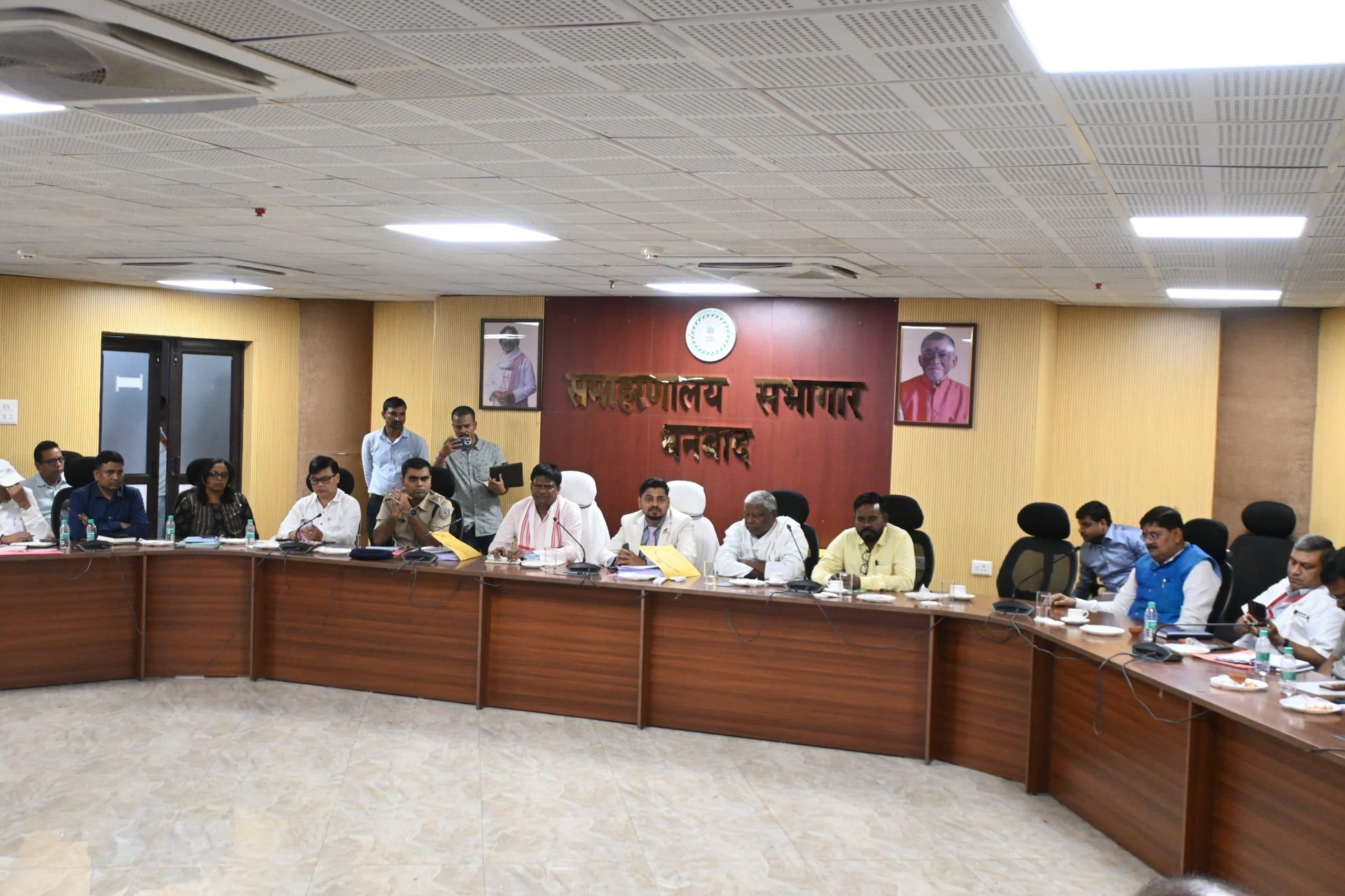 Dhanbad News: अवैध कट बनाने वालों पर होगी प्राथमिकी, एनएच किनारे घर बनाने वालों को लेना होगा एनओसी