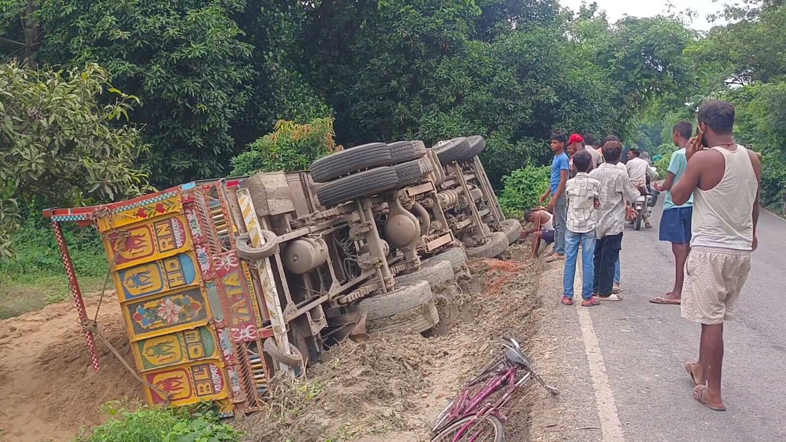 Samastipur News:बालू लदा ट्रक पलटा