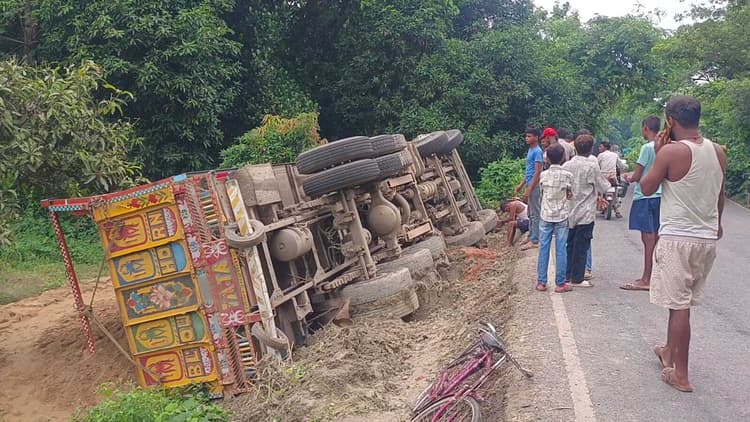 Samastipur News:बालू लदा ट्रक पलटा