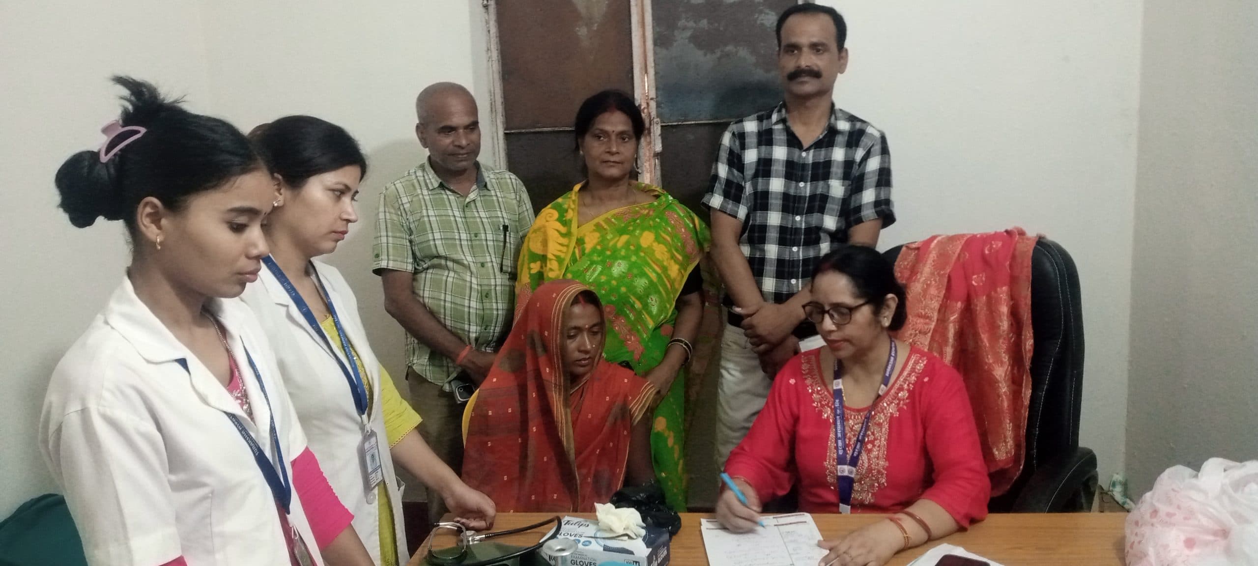 निःशुल्क चिकित्सा शिविर में मरीजों की हुई स्वास्थ्य जांच