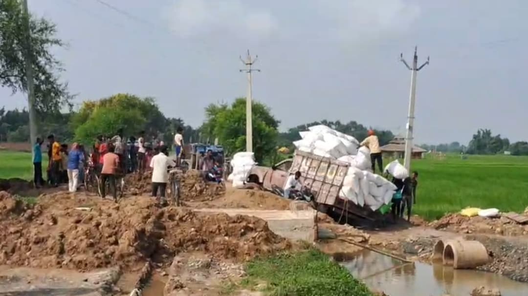 शंभुगंज-ढलवा मोड़ खेसर मार्ग पर डायवर्सन में घंटों तक फंसी रही एंबुलेस