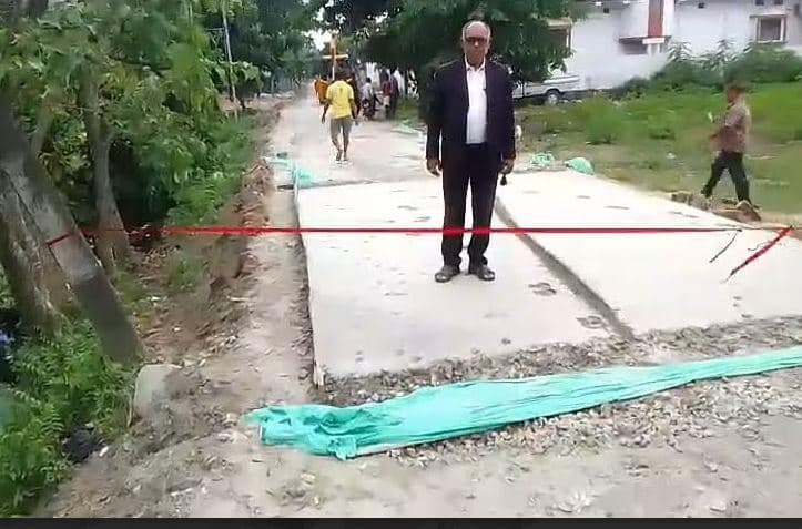 सड़क निर्माण में अनियमितता का आरोप, स्थानीय लोगों में आक्रोश