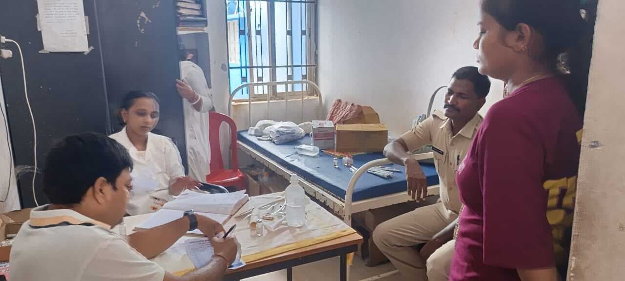 पुलिस टीम पर बदमाशों ने किया हमला, चार पुलिसकर्मी घायल, वाहन को भी किया क्षतिग्रस्त