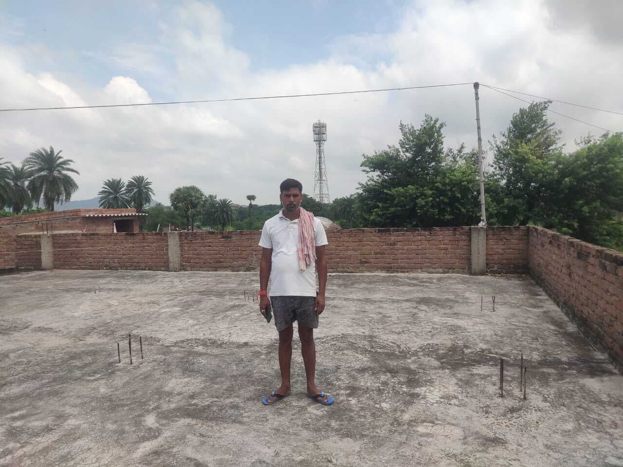 मकान के ऊपर से गुजरे विद्युत तार को हटाने की मांग