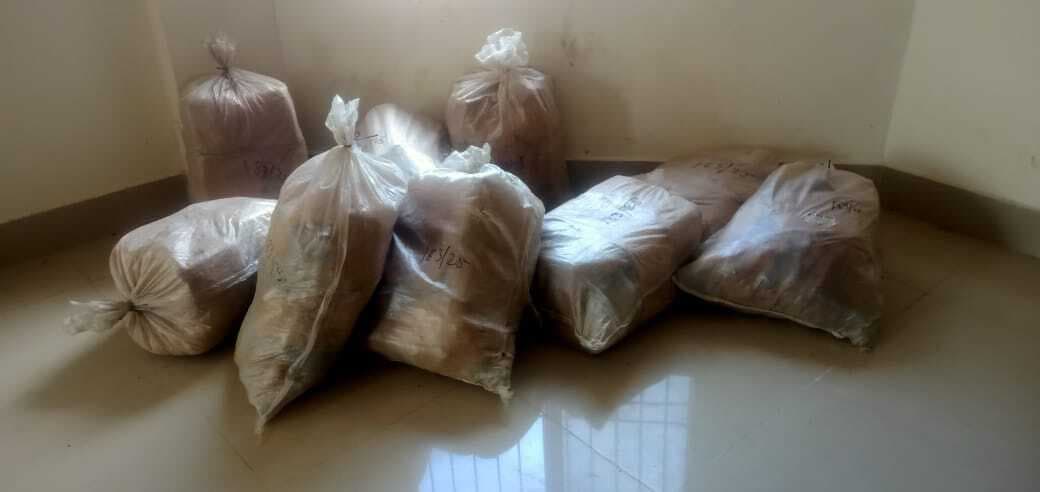 कार से 810 बोतल नेपाली शराब बरामद, तस्कर फरार