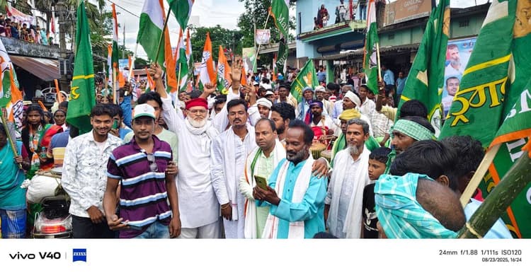 भमरेली चौक पर मखाना फोड़ी मजदूर से नहीं मिल सके राहुल गांधी