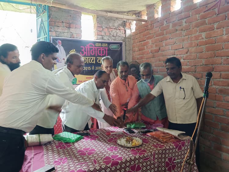 कवियों ने अंगिका भाषा में कविता पाठ व गीत की दी प्रस्तुति