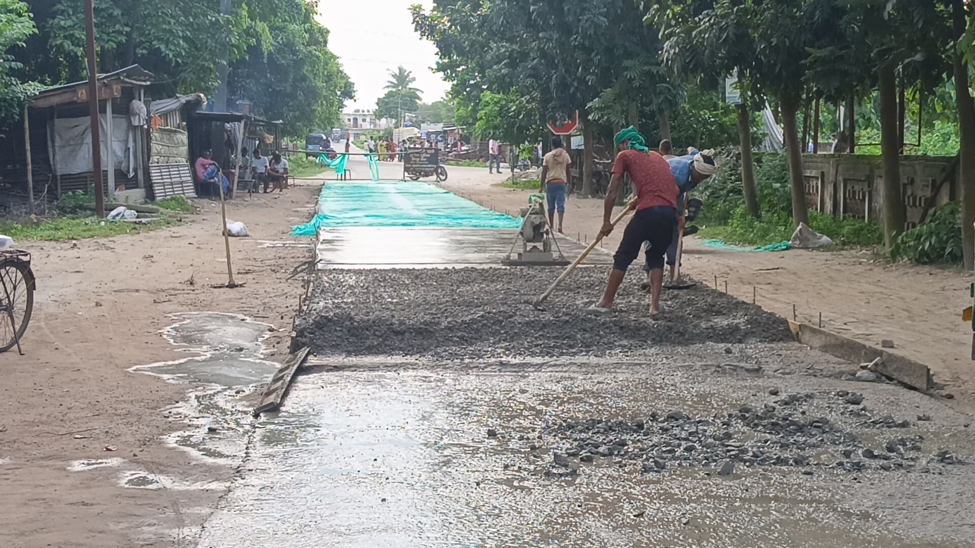 89 लाख की लागत से बन रही सड़क निर्माण में मुख्य पार्षद ने लगाया अनियमितता का आरोप