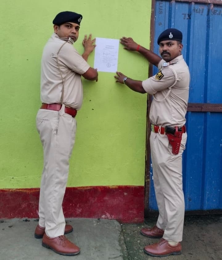 हत्या में पिता-पुत्र समेत तीन आरोपितों के घर चिपकाया गया नोटिस