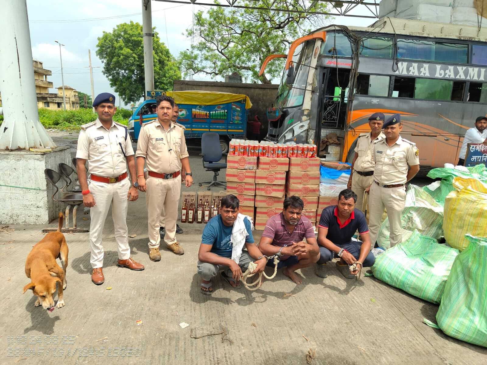 बंगाल से नवादा ले जायी जा रही शराब व बियर लदी बस को किया जब्त