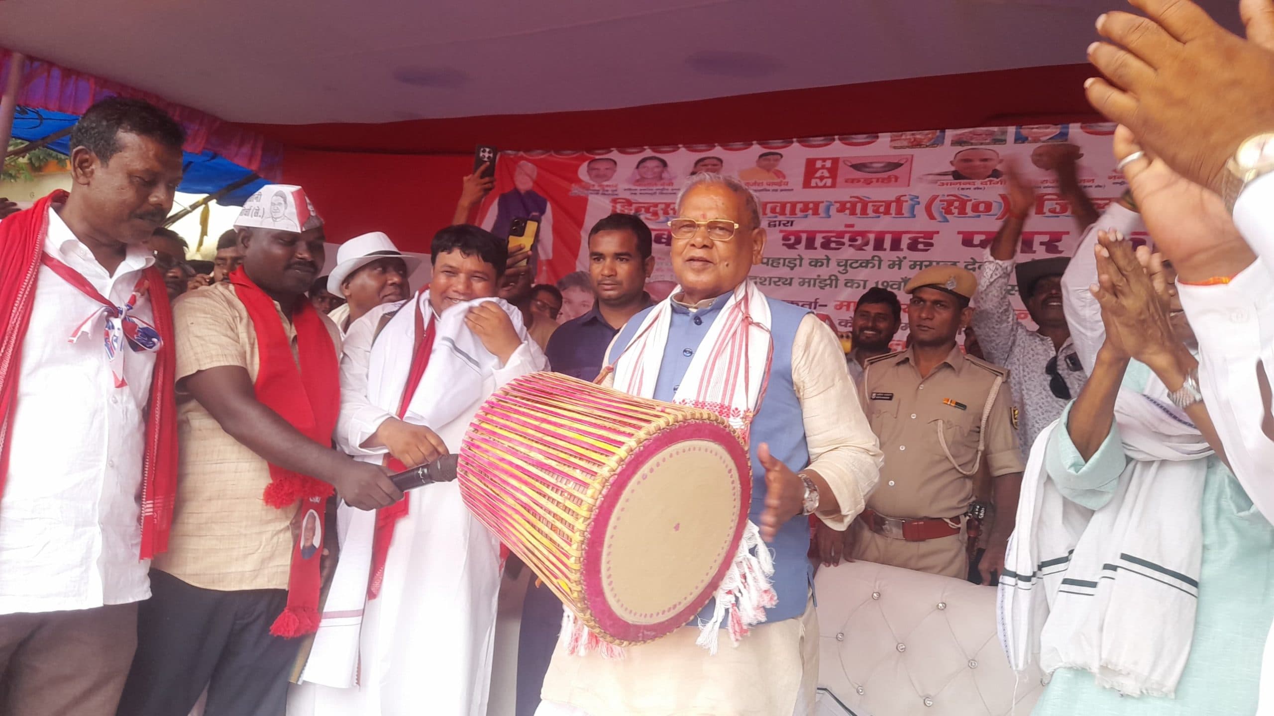 दशरथ मांझी की पुण्यतिथि पर केंद्रीय मंत्री ने ढोल बजाकर किया महोत्सव का आगाज