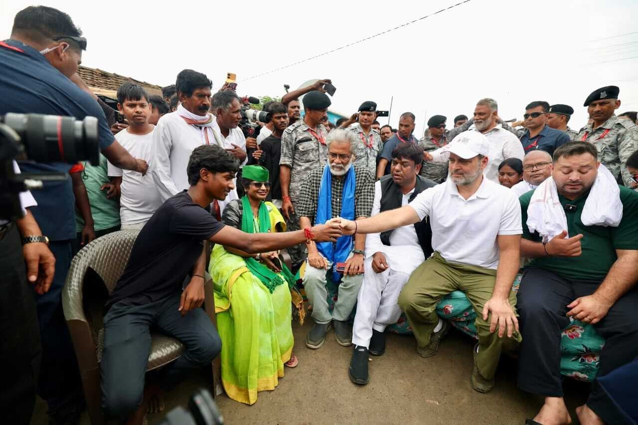 पूर्व मंत्री की पुत्री ने राहुल गांधी को मखाना फोड़ी मजदूरों की समस्या राहुल गांधी को बतायी