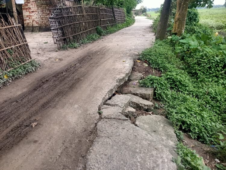 मुख्य सड़क के नीचे से मिट्टी धंसने से सड़क हुई जर्जर