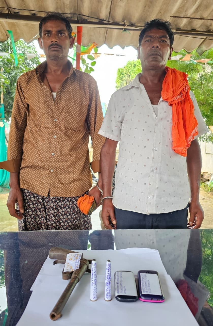 अपराध की योजना बना रहा दो बदमाश हथियार के साथ गिरफ्तार