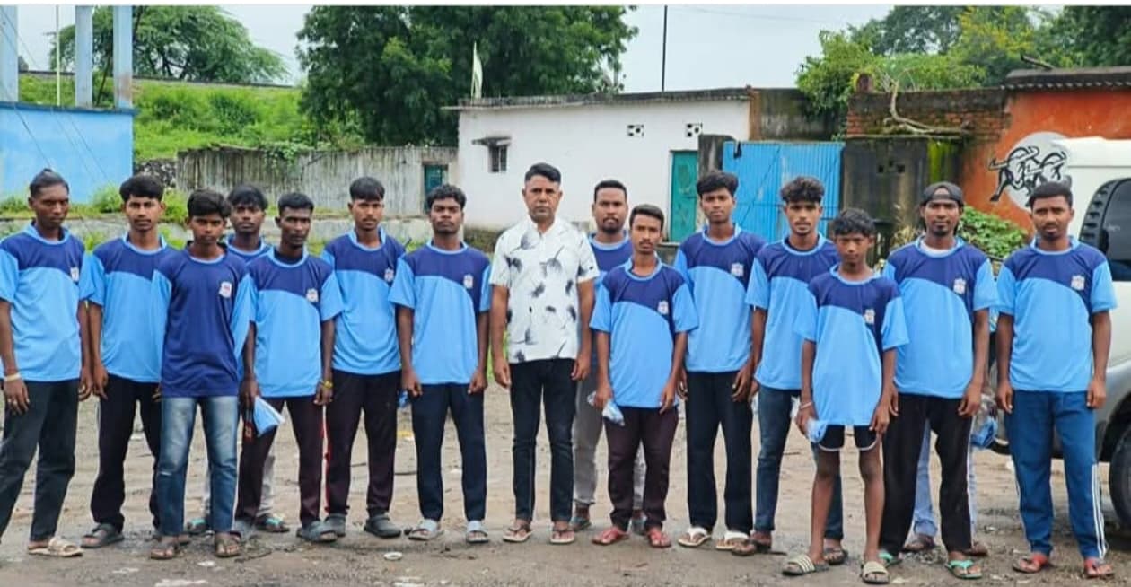 जर्सी देकर खिलाड़ियों को किया प्रोत्साहित