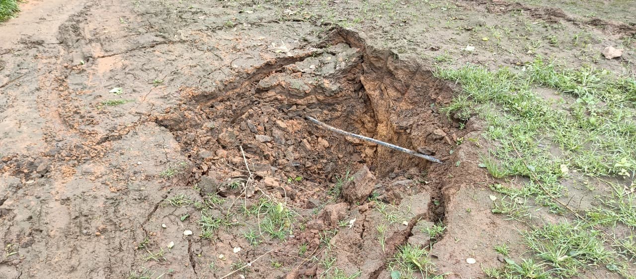 जेहलीटाड में भूधंसान से बना गोफ, ग्रामीण भयभीत