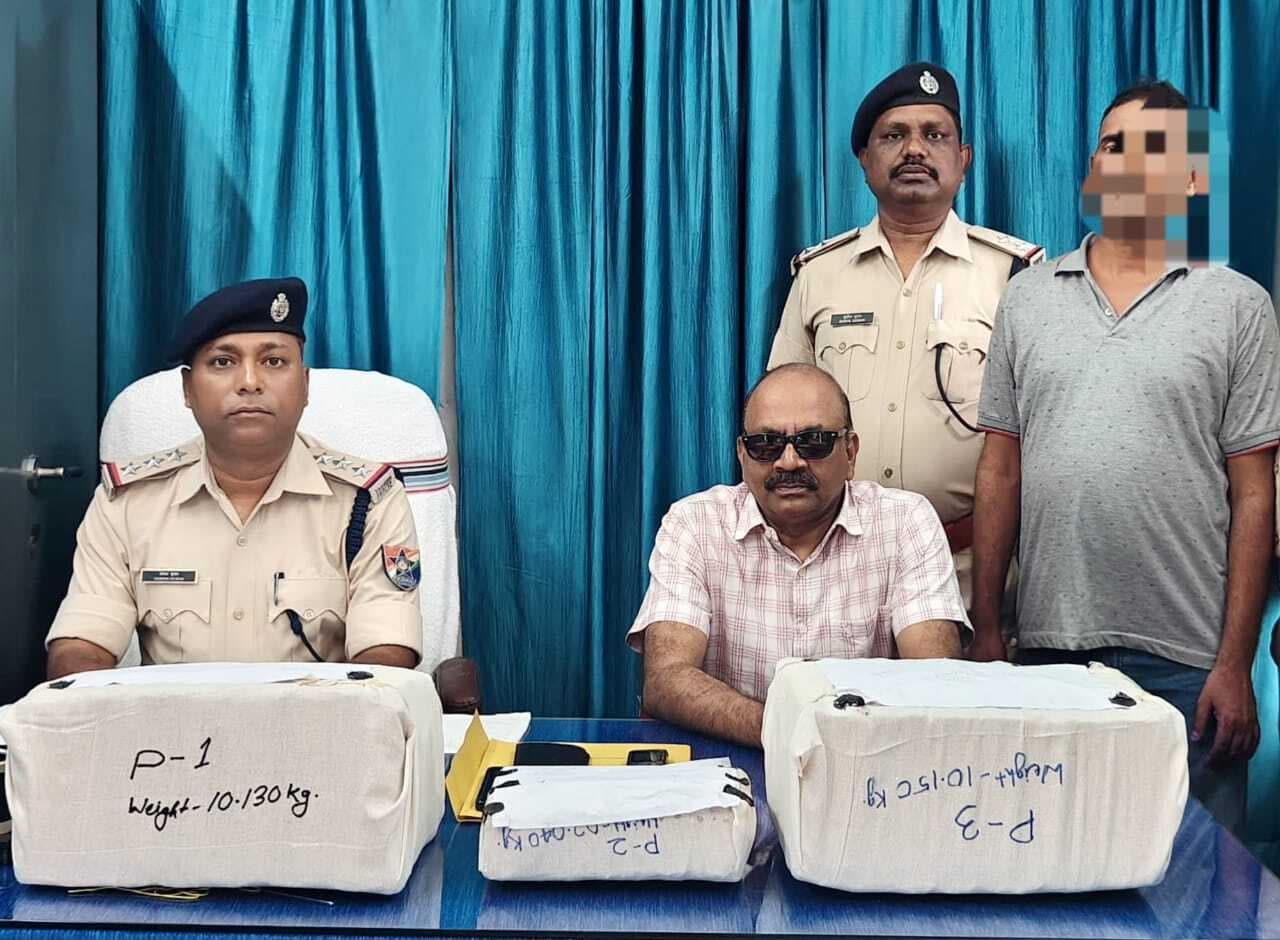 गंगा दामोदर एक्सप्रेस से 22 किलो गांजे के साथ बक्सर का युवक गिरफ्तार