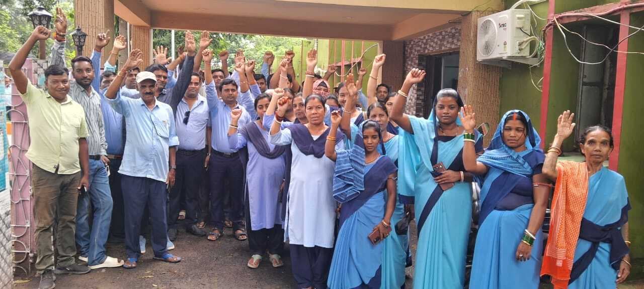 चितरा : संडे ड्यूटी कटौती के खिलाफ कर्मियों ने किया प्रदर्शन