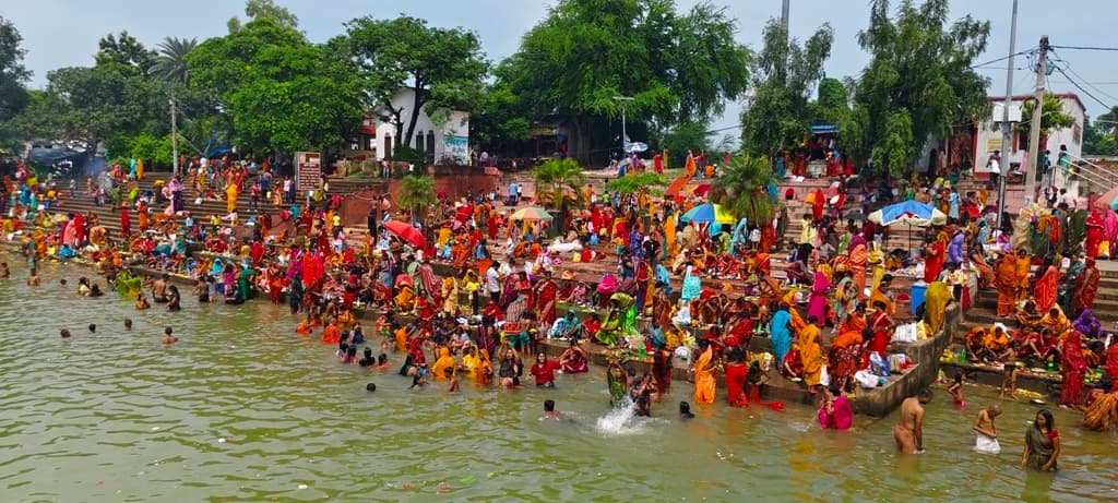 तीज के पूर्व स्नान के लिए मंदार तराई में उमड़ी श्रद्धालुओं की भीड़