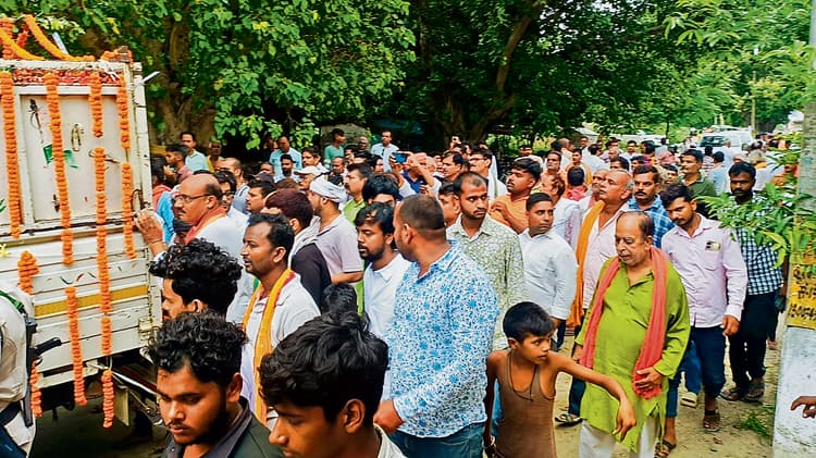 Gopalganj News : नारायणी के तट पर पंचतत्व में विलीन हुए पूर्व सांसद काली प्रसाद पांडेय