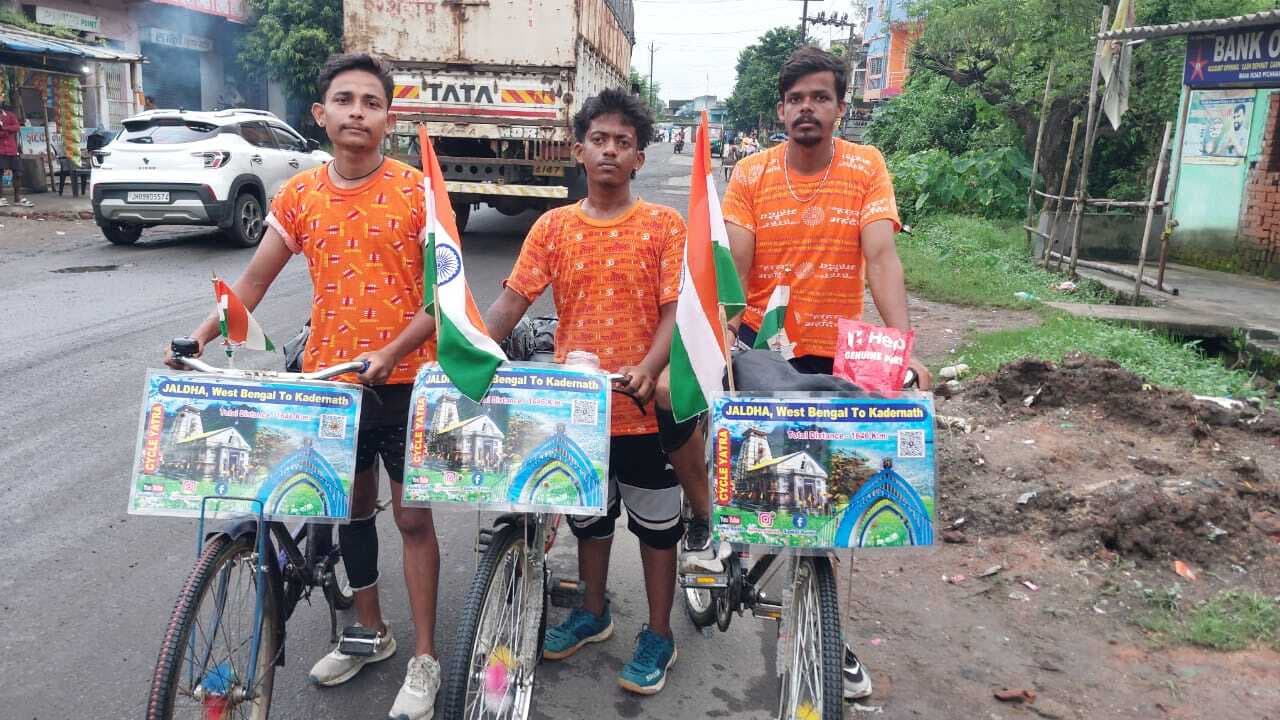 Bokaro News : तीन युवा साइकिल से जा रहे केदारनाथ धाम