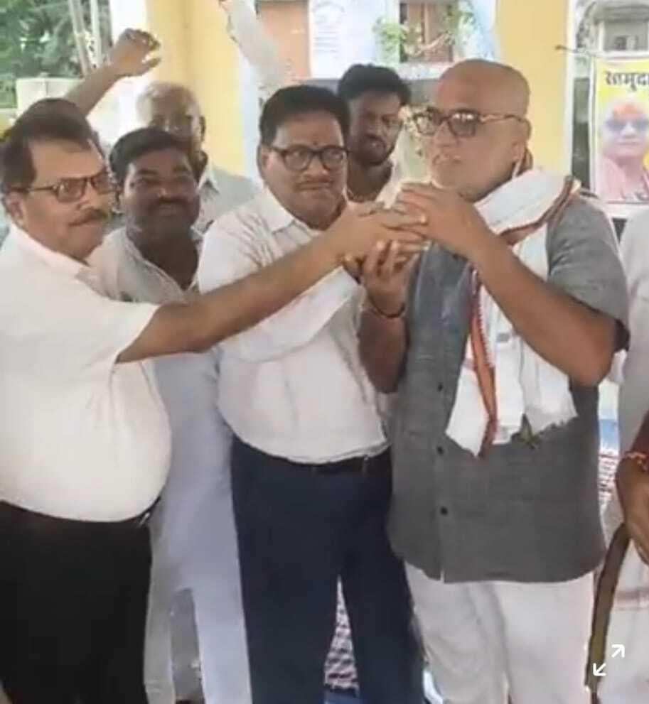 Madhubani News : सिविल सर्जन की पहल पर मिथिला अभियानी ने समाप्त किया अनशन