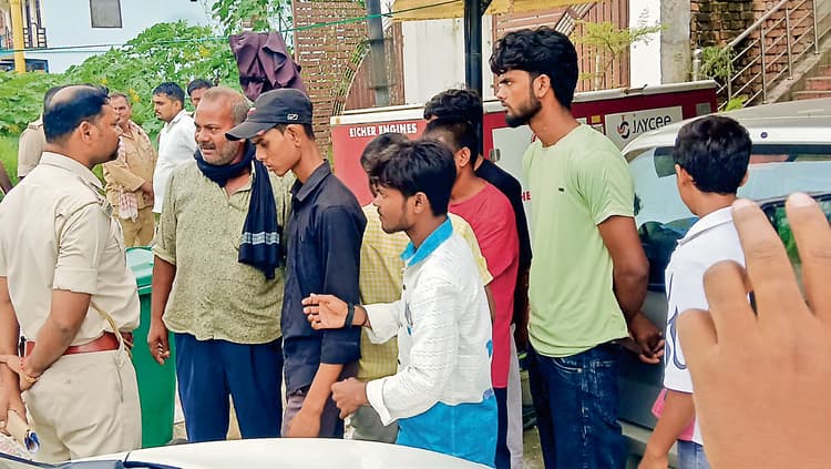 Gopalganj News : बंजारी में नर्सिंग होम में मरीज की मौत पर बवाल, डॉक्टर पर लापरवाही का आरोप