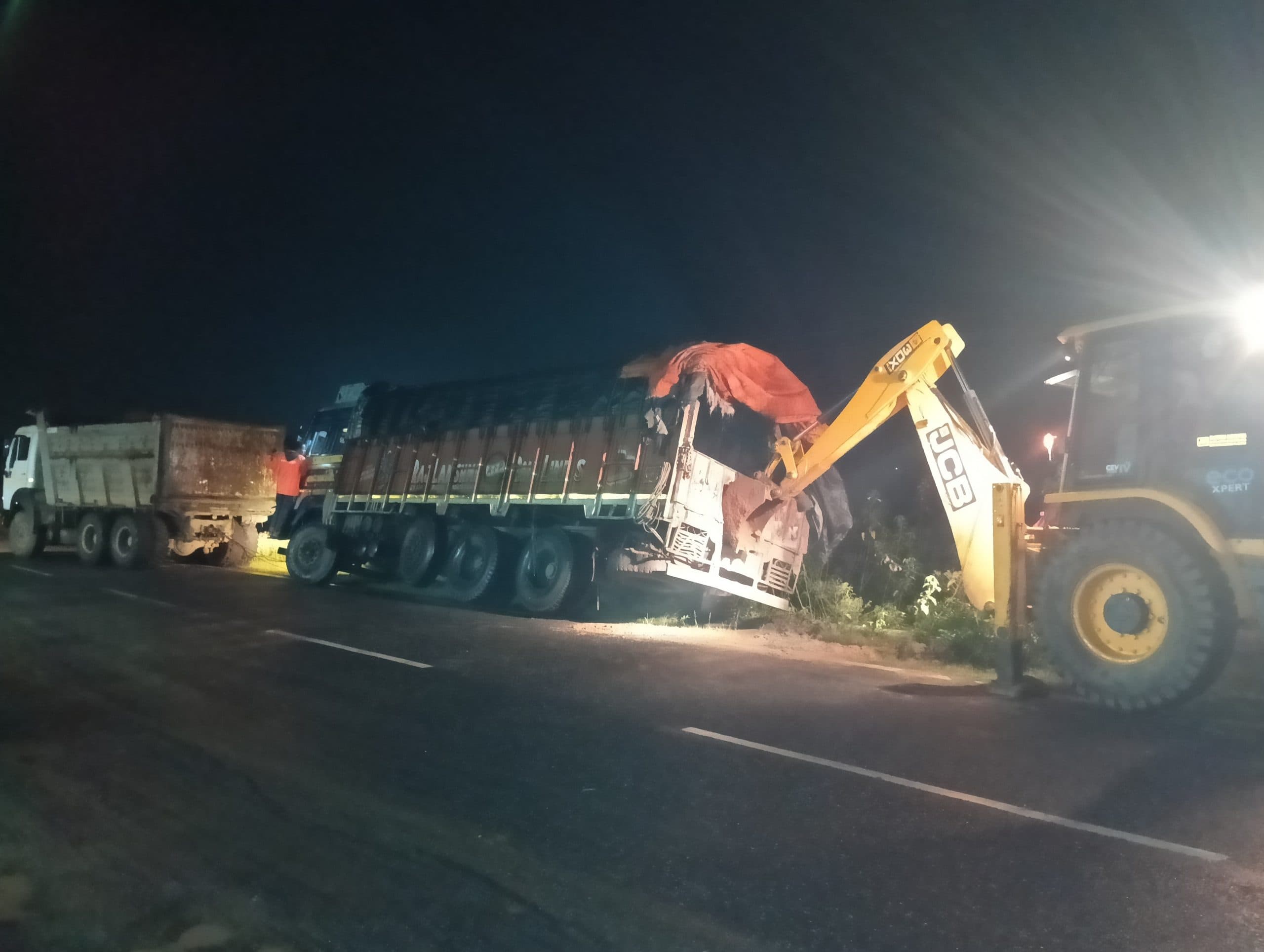 Giridih News :सड़क किनारे फंसा सीमेंट लदा ट्रक