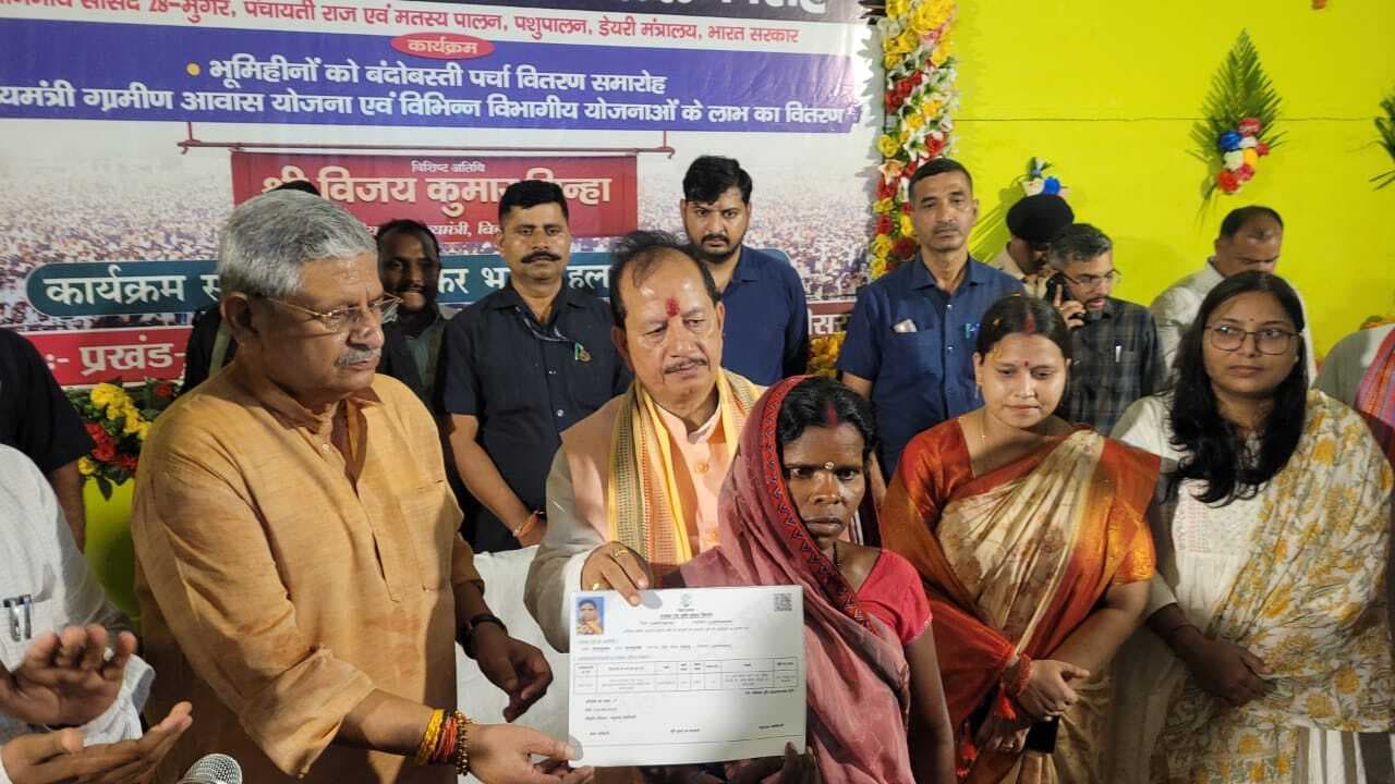 भूमिहीन बंदोबस्तधारी लाभुकों के बीच बासगीत पर्चा वितरित