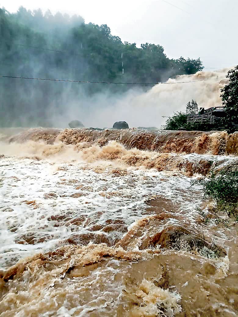 ranchi news : рдЙрдлрд╛рди рдкрд░ рд░рд╛рдВрдЪреА рдЬрд┐рд▓реЗ рдХреЗ рдЬрд▓рдкреНрд░рдкрд╛рдд, рдкрд░реНрдпрдЯрдХреЛрдВ рдХреЛ рджреА рдЧрдпреА рдЪреЗрддрд╛рд╡рдиреА