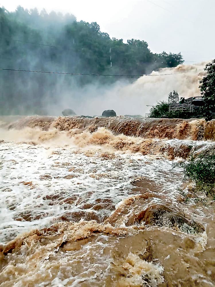 ranchi news : उफान पर रांची जिले के जलप्रपात, पर्यटकों को दी गयी चेतावनी