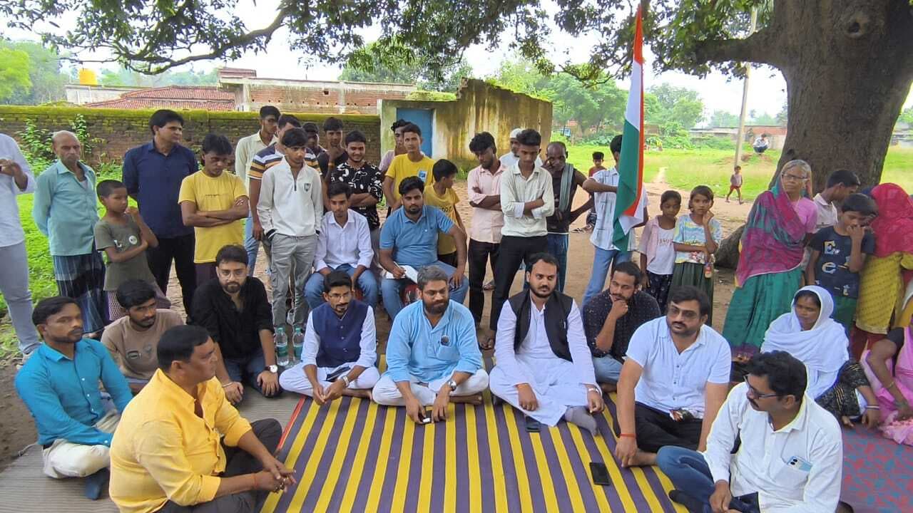 ग्रामीणों की समस्याएं सुनीं और समाधान का दिया भरोसा