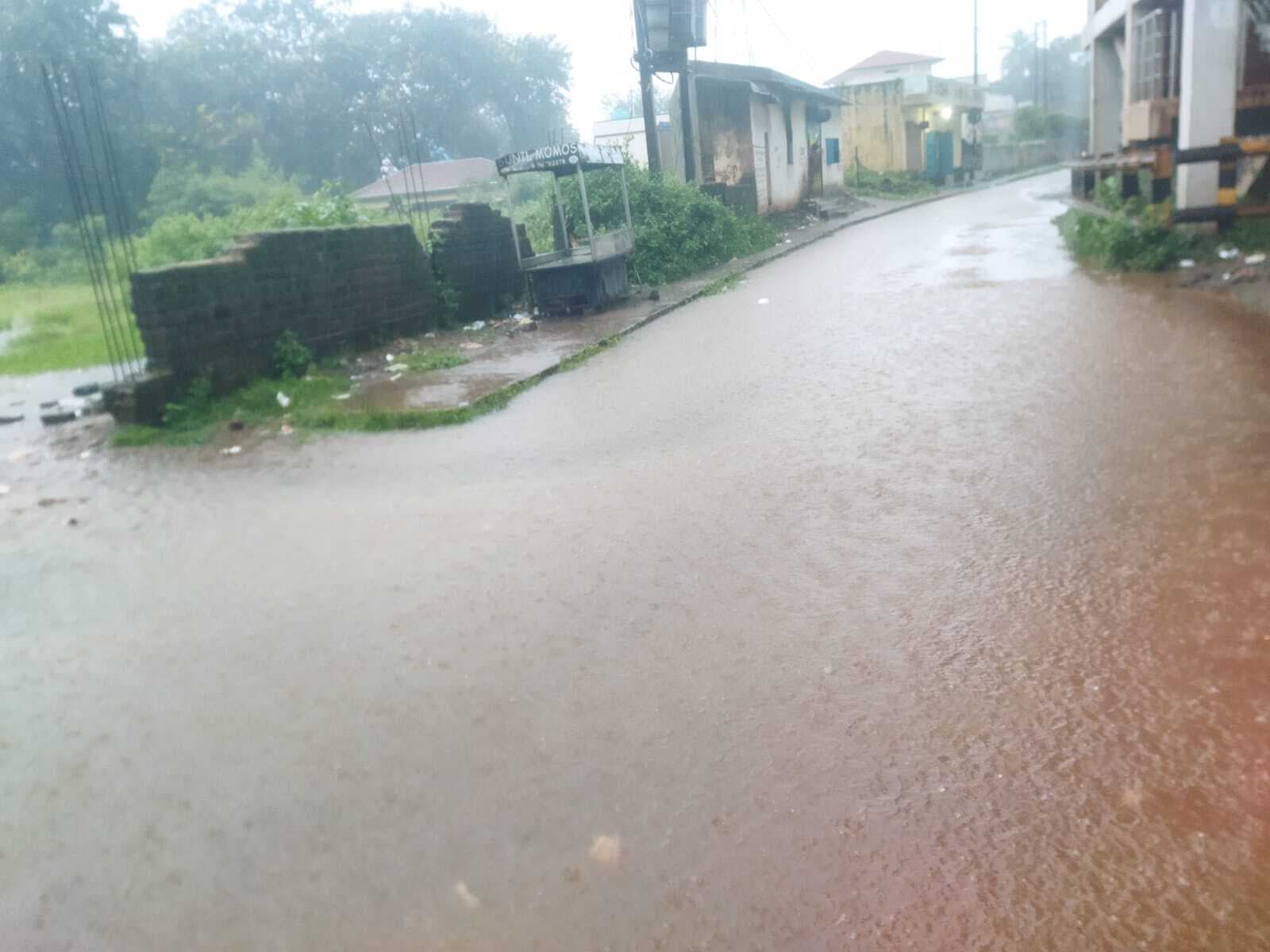 Chaibasa News : देव नदी का जलस्तर बढ़ने से टोंटो और टोपाबेड़ा गांव का संपर्क कटा