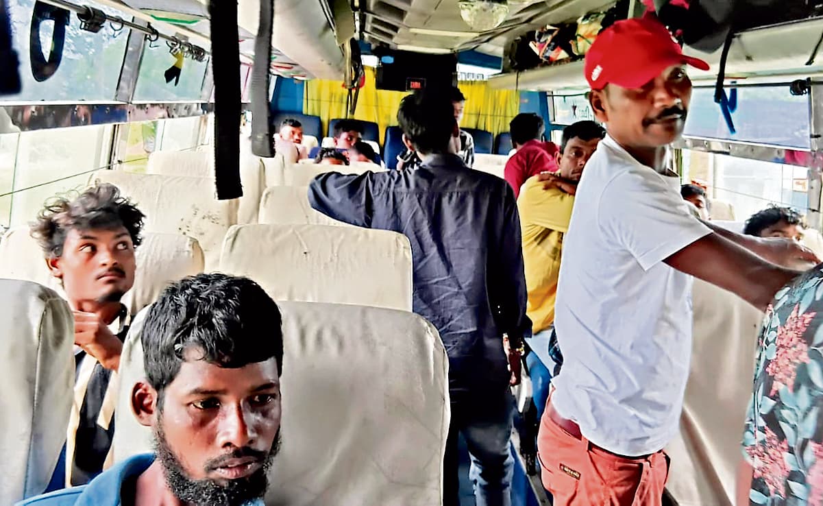 Chaibasa News : मनोहरपुर से दो दर्जन मजदूर रोजगार की तलाश में गोवा रवाना