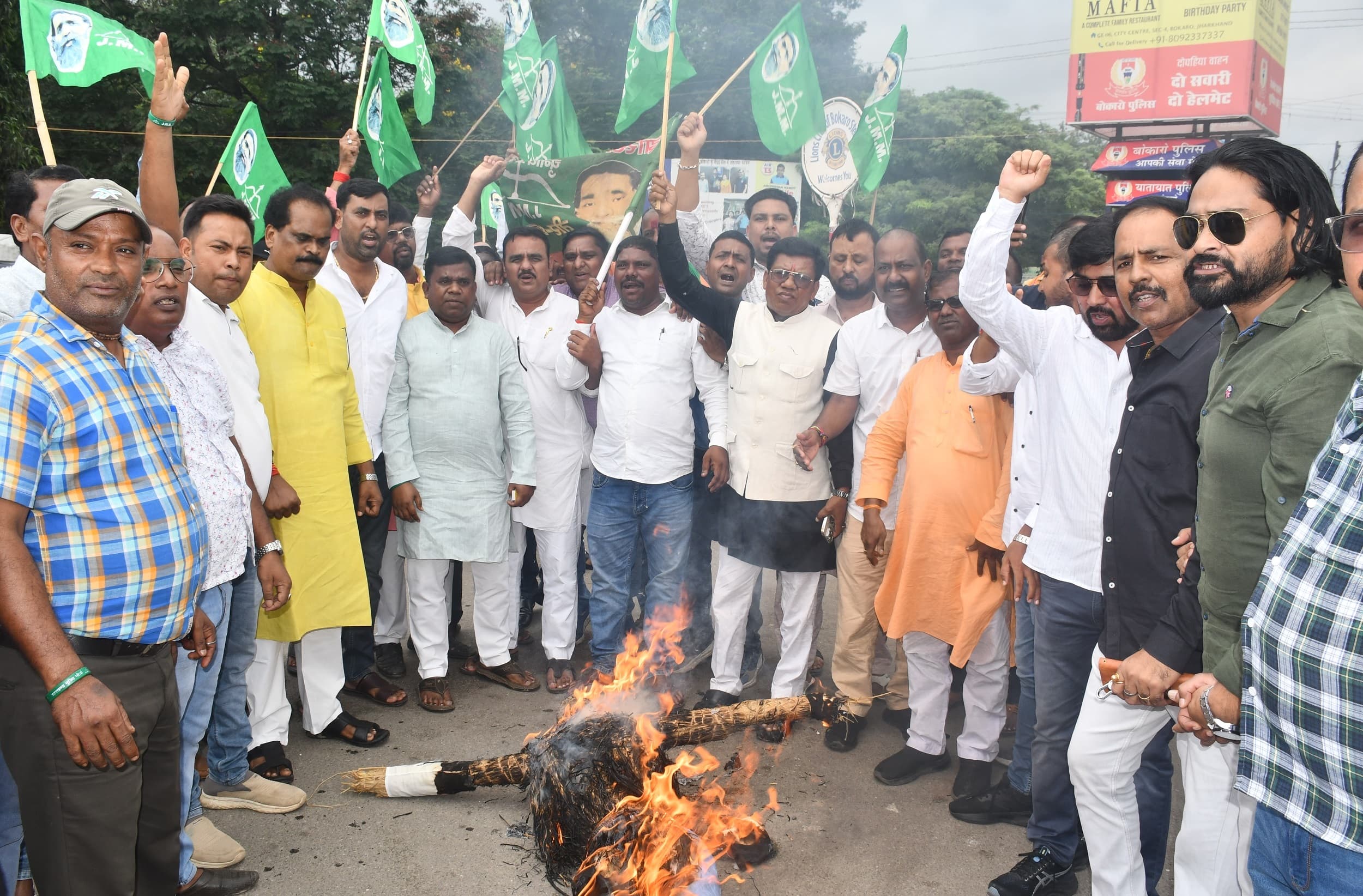 Bokaro News : झामुमो ने असंवैधानिक विधेयक के विरोध में केंद्र का पुतला दहन किया