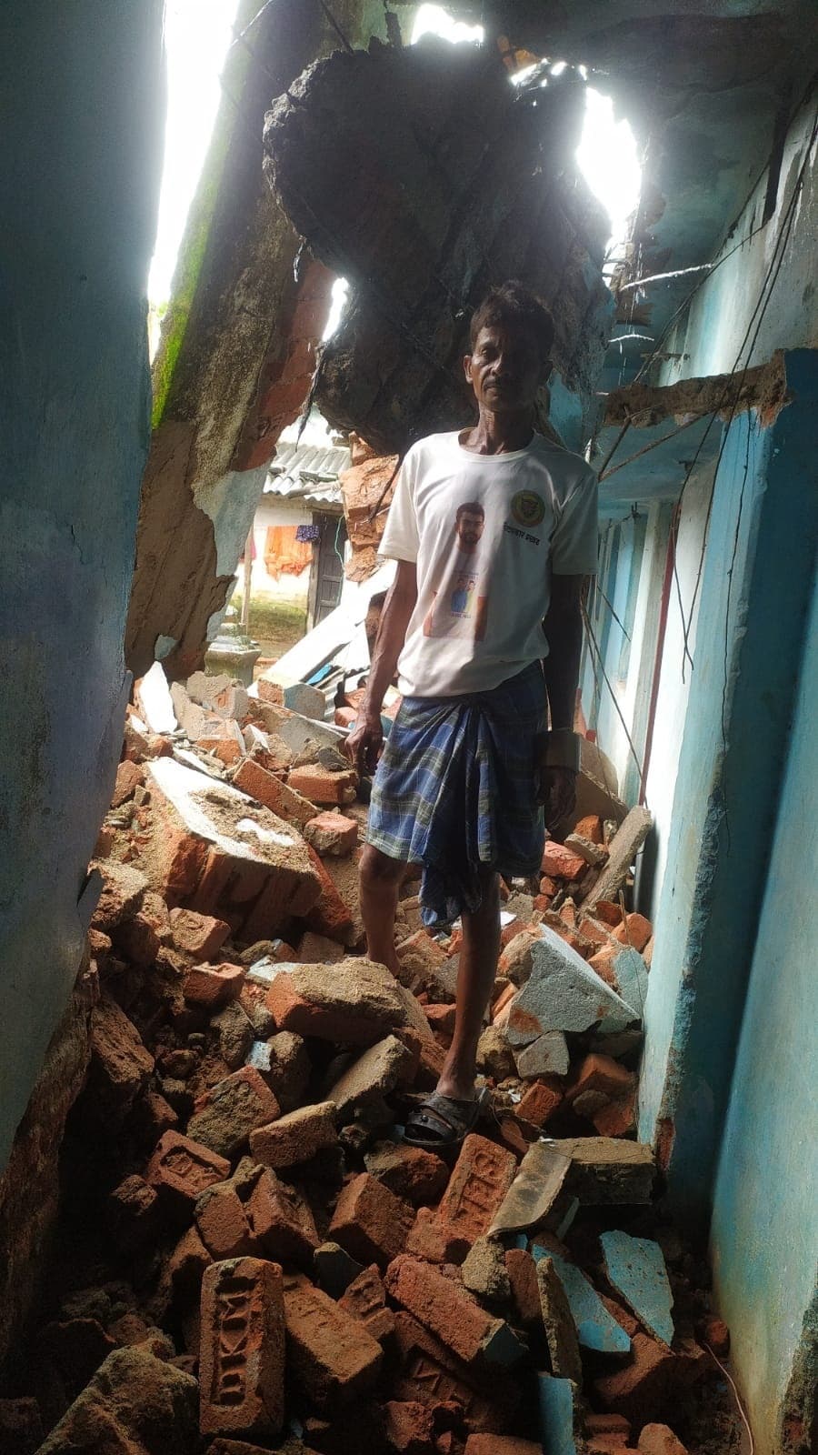 Bokaro News : बारिश से मकान ढहा, लाखों की क्षति