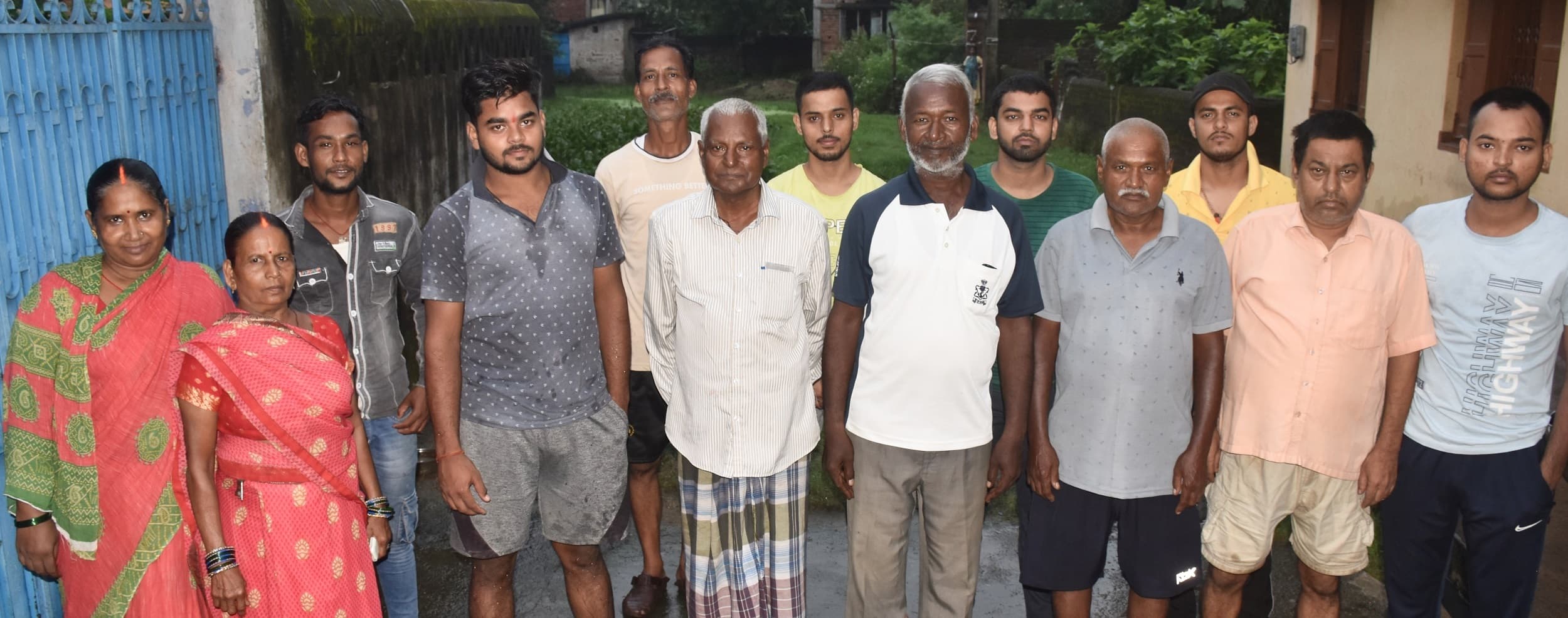 मुख्य पथ समेत कई सड़कें हैं जर्जर, 10 फीट नीचे लटक रहे बिजली के तार