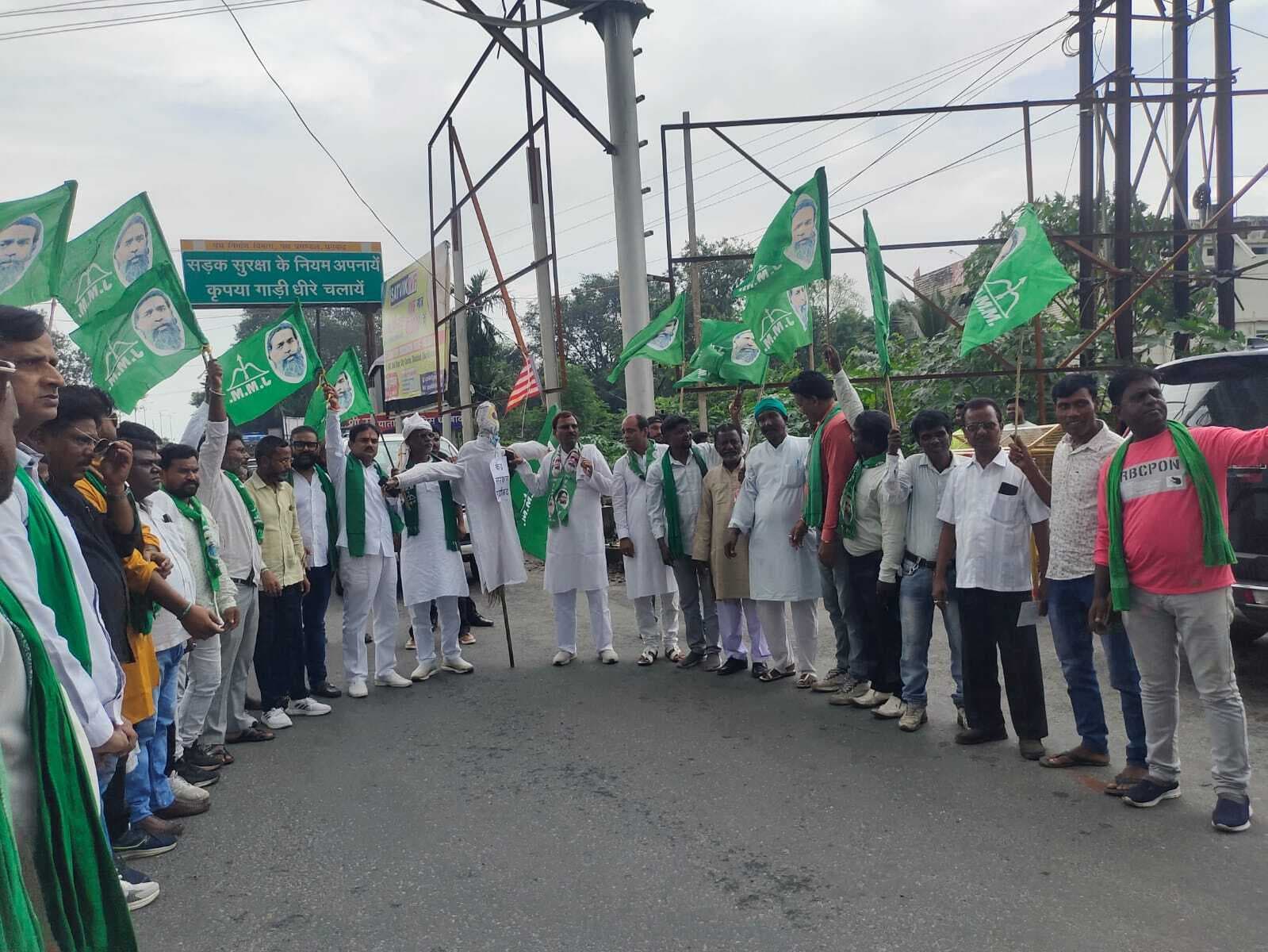 Dhanbad News: झामुमो ने जलाया केंद्र सरकार का पुतला