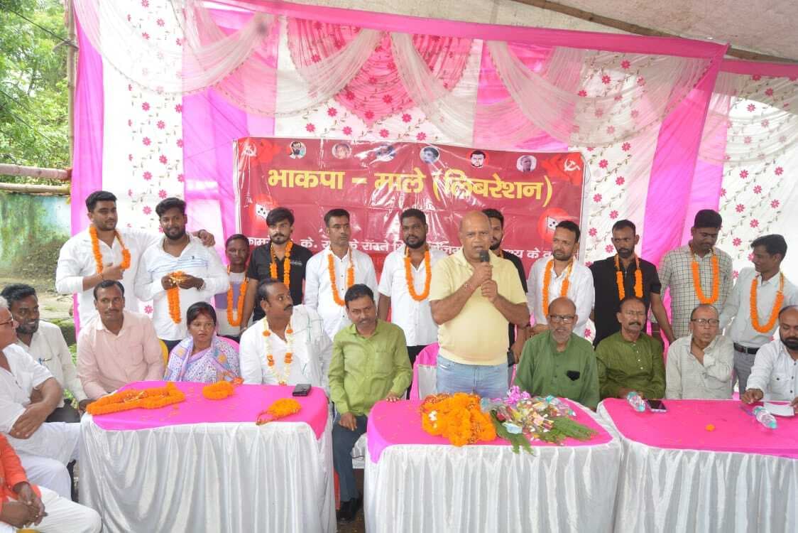 Dhanbad News: लोदना में दर्जनों युवाओं ने थामा माले का दामन