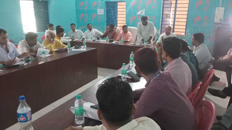 Bettiah : बीस सूत्री की बैठक में छाये रहे कई विभागों में भ्रष्टाचार के मुद्दे