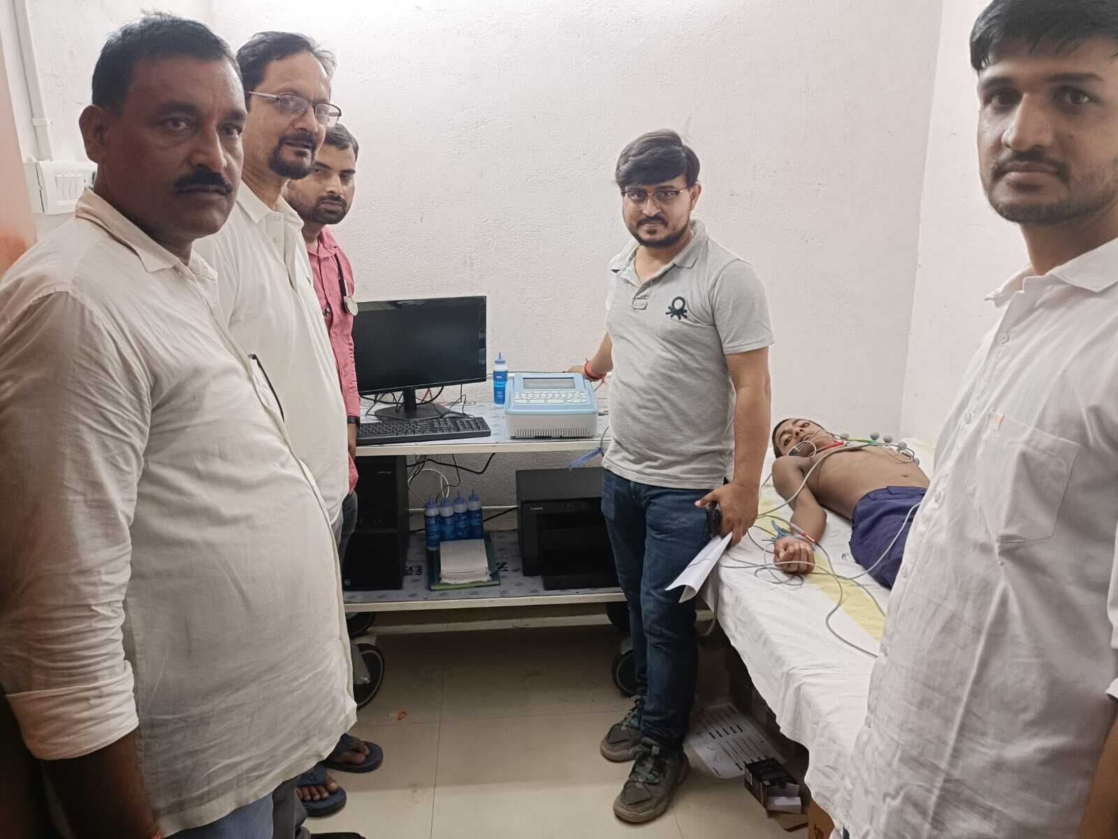 Samastipur News:उजियारपुर सीएससी में ईसीजी मशीन का शुभारंभ