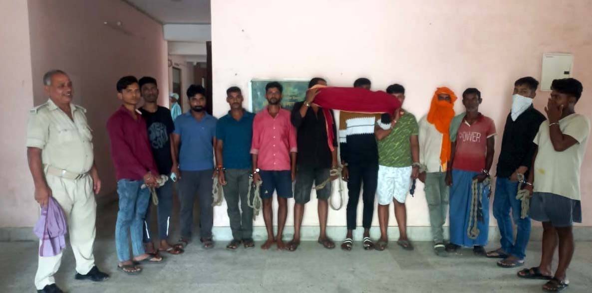 एक तस्कर व 11 पियक्कड़ गिरफ्तार