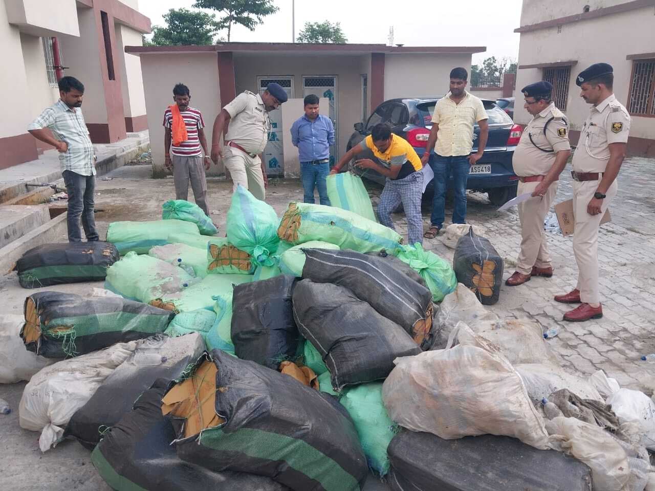 भपटियाही थाना परिसर में 2090 लीटर शराब किया नष्ट