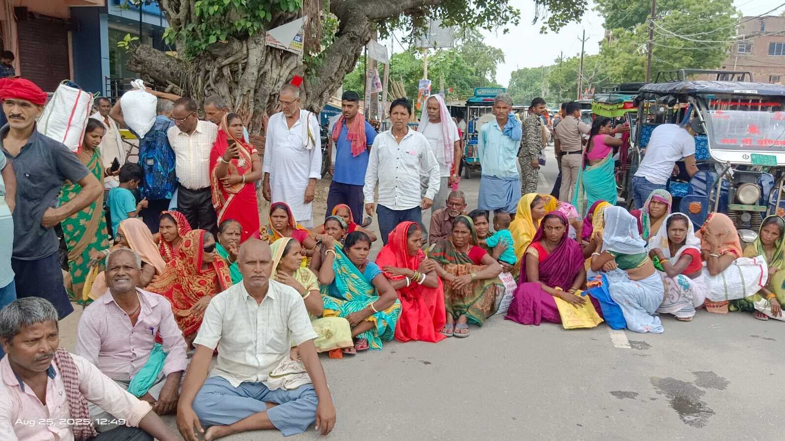 मुआवजे की राशि नहीं मिलने पर भड़के बाढ़ पीड़ित, मुख्य सड़क को ढ़ाई घंटे रखा जाम