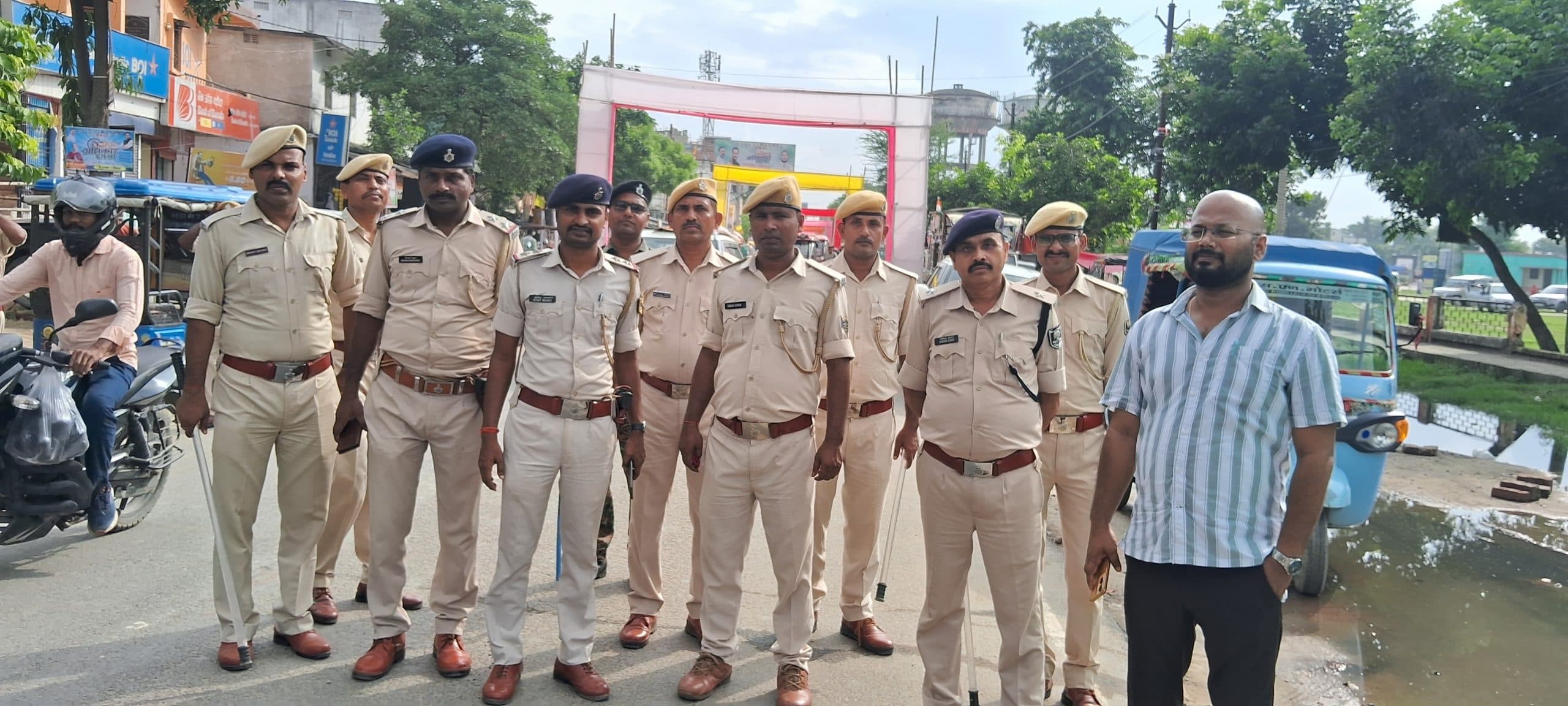 सड़क किनारे लगे फुटकर दुकानदारों को हटाया गया