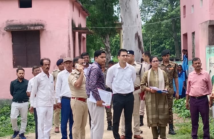 Motihari: डीएम, एसपी ने किया डिस्पैच सेंटर का निरीक्षण