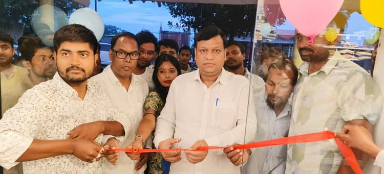 प्रतिष्ठान का शुभारंभ में पहुंचे आफताब कंचन