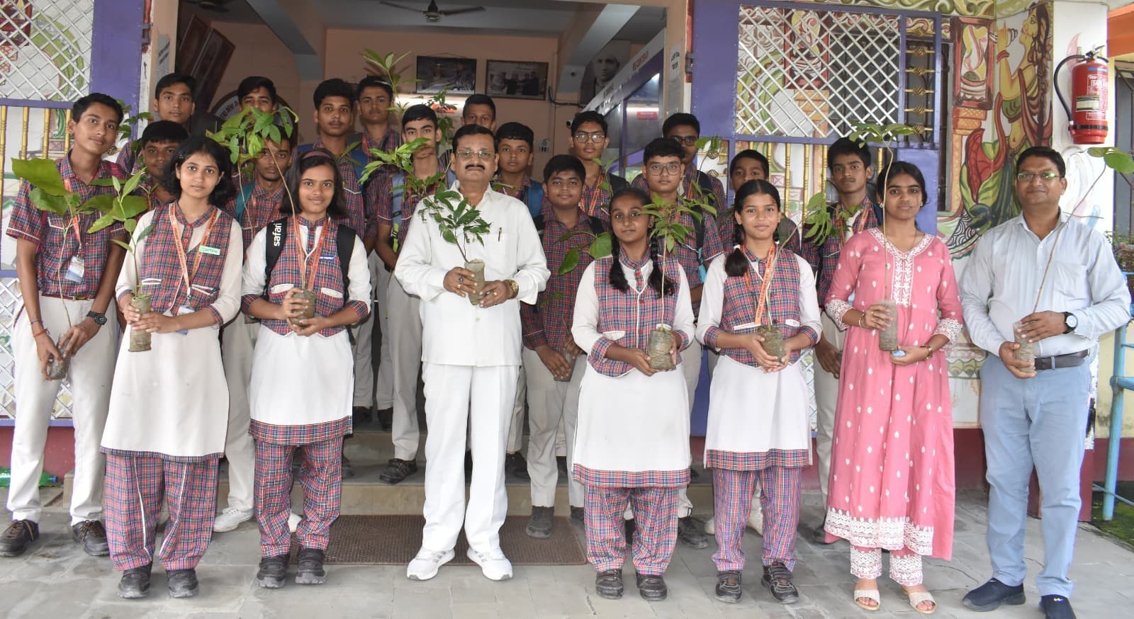 डीएवी में एक पेड़ मां के नाम के तहत किया गया पौधरोपण