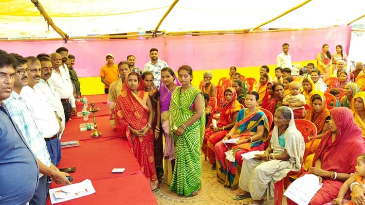 निःशुल्क स्वास्थ्य जांच शिविर में लोगों की गयी स्वास्थ्य जांच